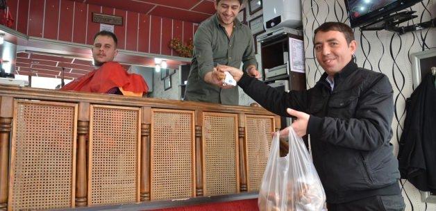 Sinop Belediyesi vatandaşlara kandil simiti dağıttı