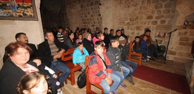 Mardin'de tarihi kilisede Noel kutlaması