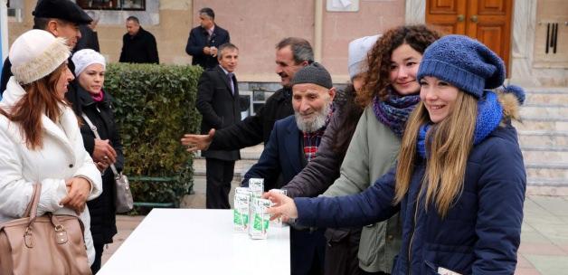 Eskişehir'de camilerde süt dağıtıldı