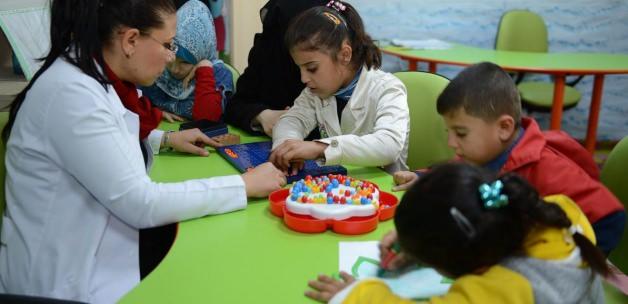 Suriyeli öğrencileri için "Braille alfabesi" öğreniyor