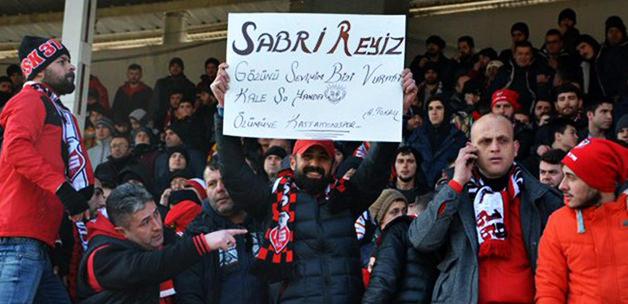Sabri'ye ilginç pankart! 'Gözünü seveyim...'