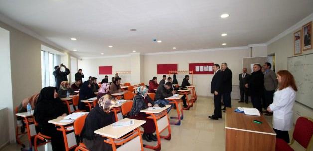Ağrı Valisi Işın, üniversiteye hazırlık kursularını ziyaret etti