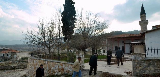 Tarihi cami ve türbeye "taşıma" talebi