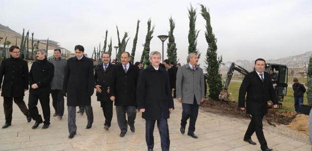Başkan Tahmazoğlu parkta incelemede bulundu