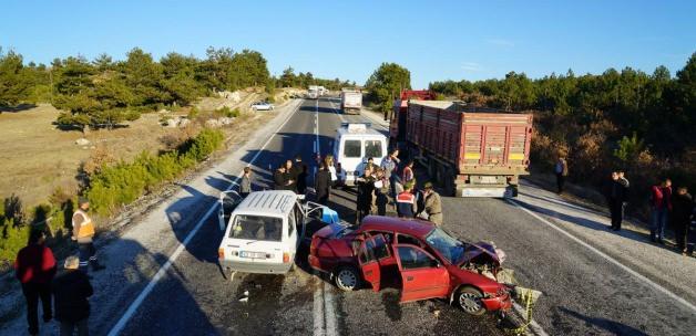 Bursa'da iki otomobil çarpıştı: 2 ölü, 5 yaralı