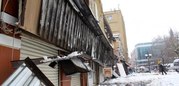 Kar birikintisinin ağırlığına dayanamayan saçaklar çöktü