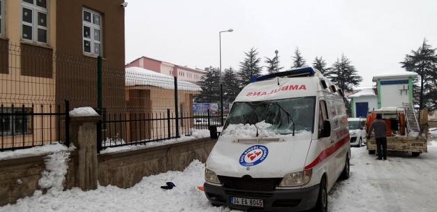 Üzerine kar kütlesi düşen ambulansta hasar oluştu