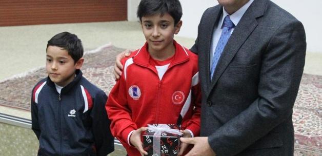 Vali Düzgün, başarılı sporcuları ödüllendirdi
