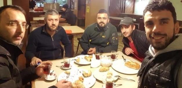 Sofuoğlu TIR sürücüleriyle kahvaltı yaptı
