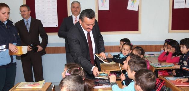 Belediye Başkanı Tutal, Öğrencilere karne hediyesi dağıttı