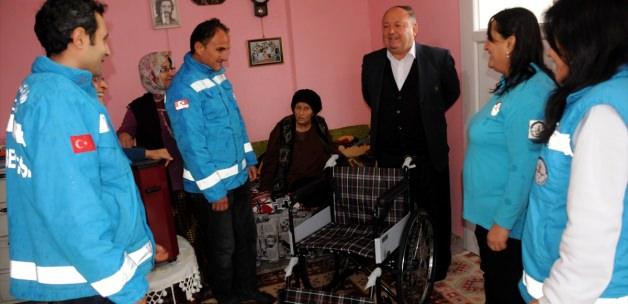 Kadirli Belediyesi, engelli vatandaşa tekerlekli sandalye hediye etti
