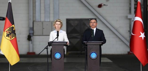 Türk ve Alman Savunma Bakanları İncirlik'te