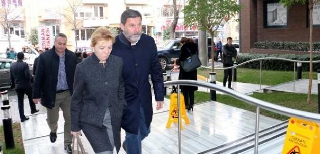 Koç'un kaldırıldığı hastaneye ziyaretçi akını