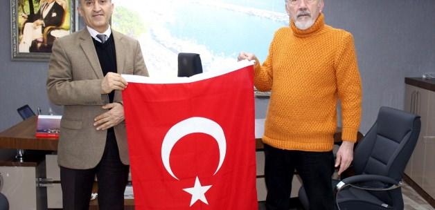 Sinop TSO'dan okullara Türk bayrağı
