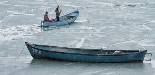 Beyşehir Gölü kıyıları buz tuttu