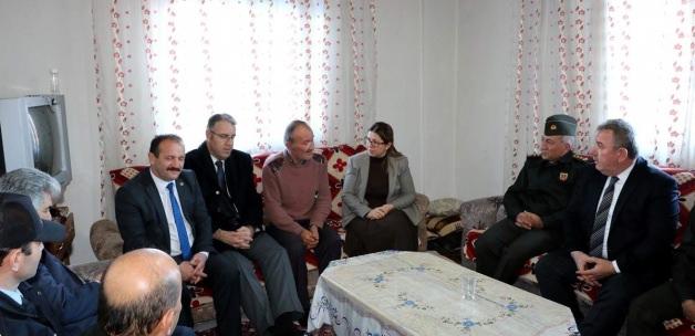 Vali Çetinkaya'dan yaralı askerin ailesine ziyaret