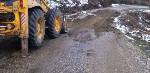 Türkeli'de heyelan sonucu çöken yol onarılarak trafiğe açıldı
