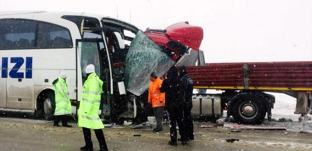 Sivas'ta yolcu otobüsüyle tır çarpıştı: 1 ölü, 15 yaralı