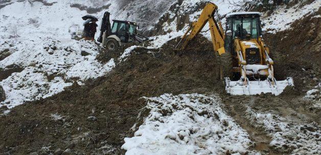 Heyelan nedeniyle Türkeli'de iki köyü bağlayan yol ulaşıma kapandı