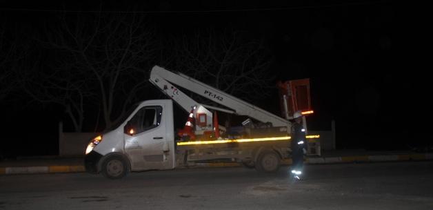 Akyazı'da kereste yüklü traktörün römorku devrildi