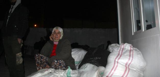 Yayladağı sınırına gelen Suriyeli ailelerin Türkiye'ye alınması