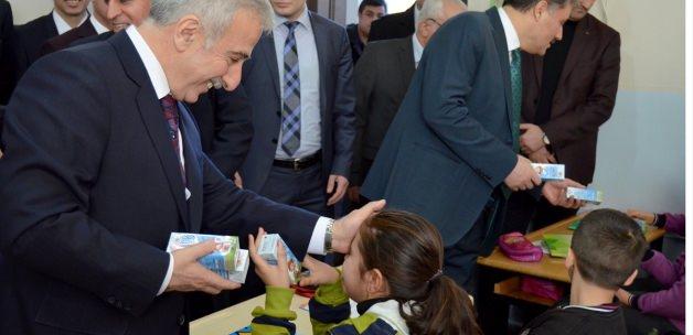Malatya'da öğrencilere süt dağıtıldı
