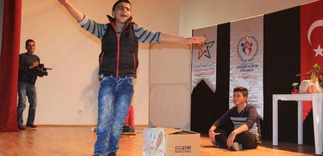 Suriyeli çocuklar, savaşı tiyatroyla anlattı