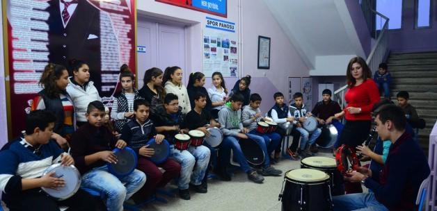 Roman öğrencileri okula müzik bağladı