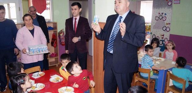 Gümüşhacıköy'de okul sütü dağıtıldı