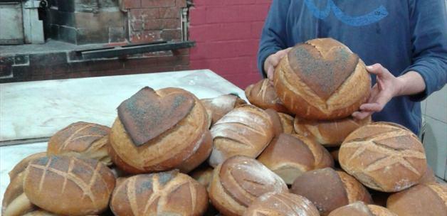 Sevgililer Günü için kalp şeklinde ekmek
