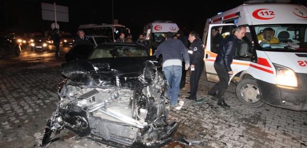 Otomobil, zırhlı polis aracıyla çarpıştı: 6 yaralı