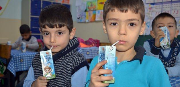 Şehzadeler'de öğrencilere süt dağıtıldı