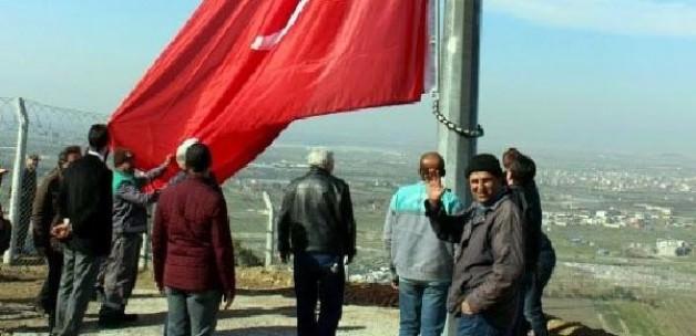 O tepeye dev Türk bayrağı dikildi