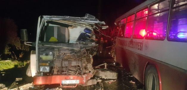 İzmir'de trafik kazası: 24 yaralı