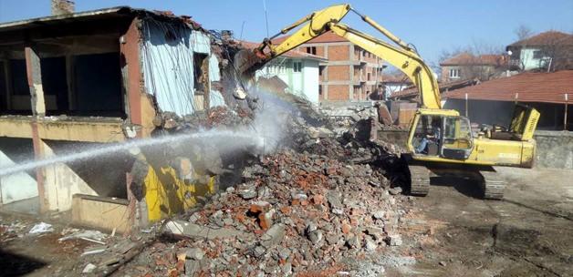 Aydıncık'ta metruk binalar yıkılıyor