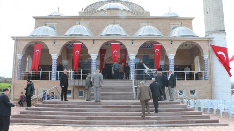 Bafra'da Mehmet Akif Camisi ibadete açıldı