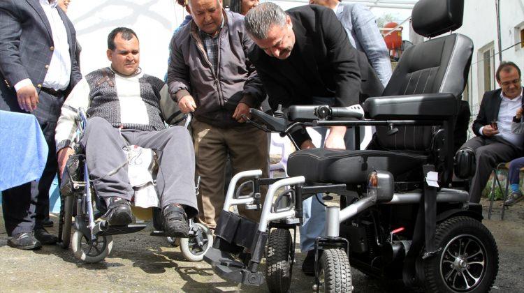 Hayırsever iş kadınından engelliye akülü araba