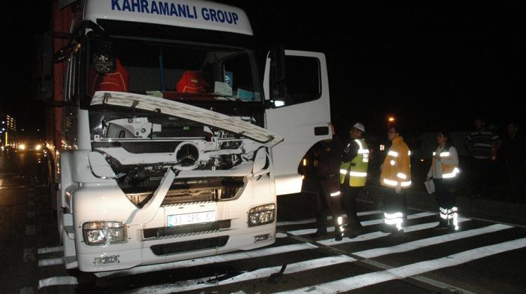 Adana'da kamyon tıra çarptı: 2 yaralı