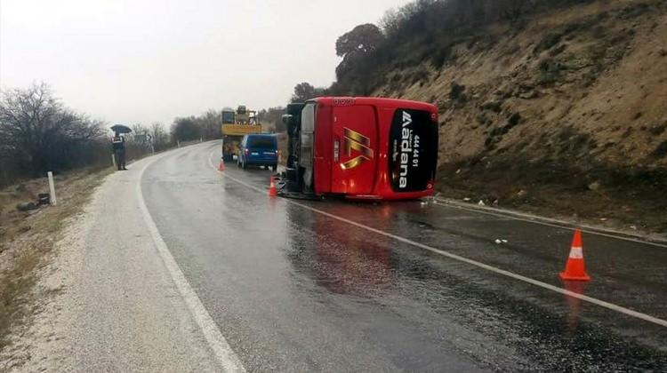 Isparta'da yolcu otobüsü devrildi: 19 yaralı