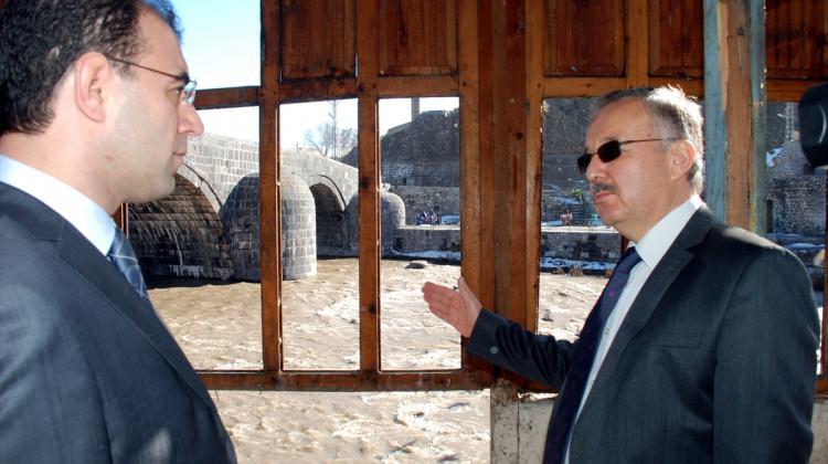 Kars Valisi Özdemir, tarihi yapıları ziyaret etti