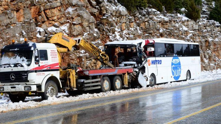 Antalya'da yolcu otobüsü devrildi: 10 yaralı