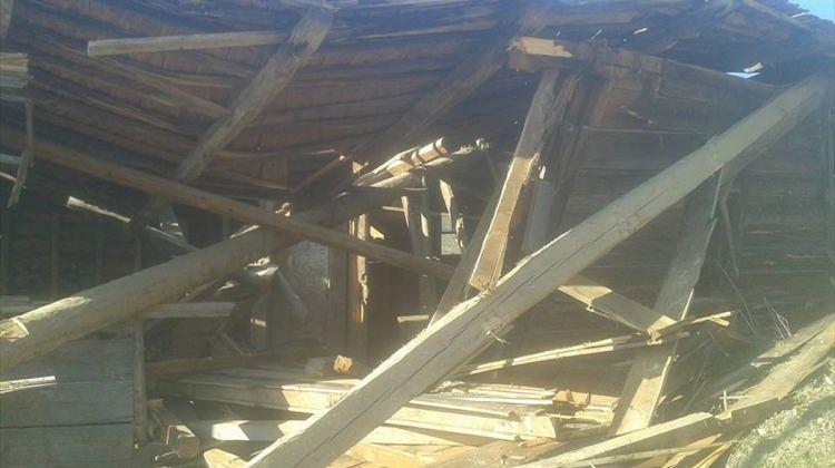 Hanönü'nde atıl durumdaki eski okul binası çöktü