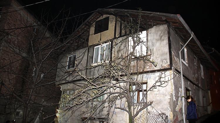 Bir bölümü yıkılan ev boşaltıldı