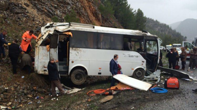 Antalya'da turistleri taşıyan midibüs devrildi: 1 ölü, 17 yaralı