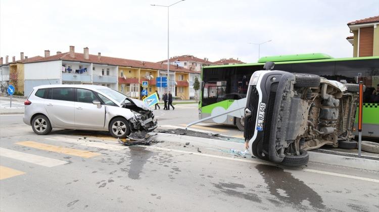 Sakarya'da trafik kazaları: 3 yaralı