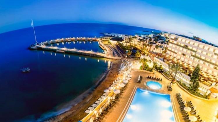 Yatak odası kız tarafından, tatil Adin’den!