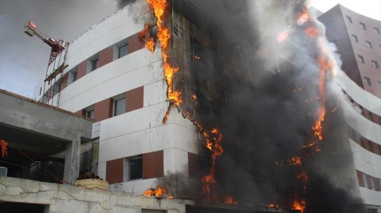 Devlet hastanesi inşaatında yangın