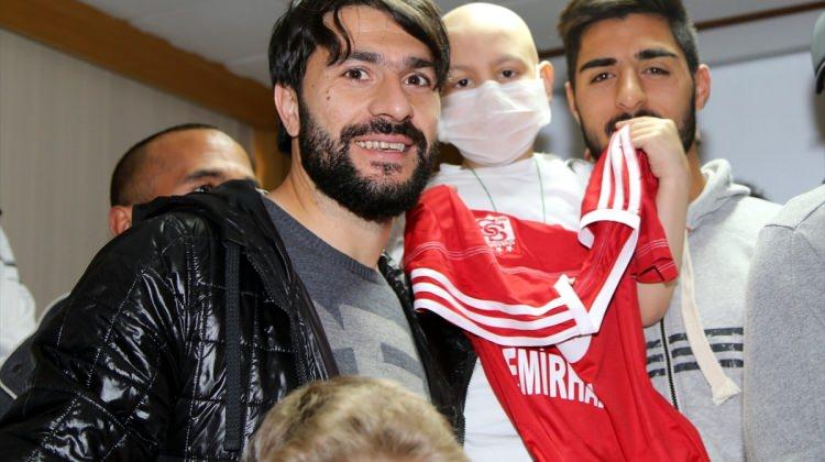 Sivassporlu futbolculardan lösemili çocuklara ziyaret