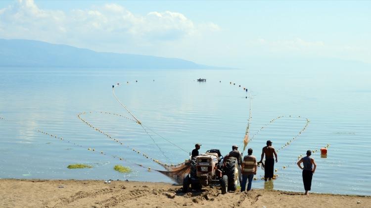 İznik Gölü'nde gümüş balığı av sezonu başladı