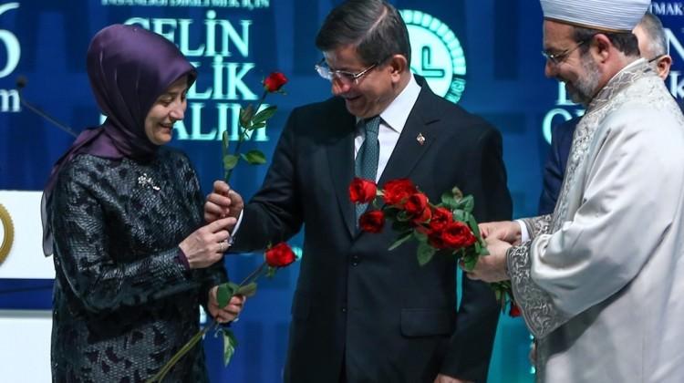 Başbakan'dan eşine kırmızı gül